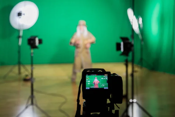 Schieten de film op een groen scherm. De Chromakey. Studio videografie. Acteur in theatrale kostuum. De camera- en verlichtingsartikelenfabrieken — Stockfoto