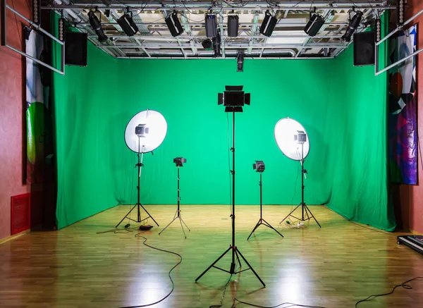 영화 스튜디오입니다. 녹색 화면입니다. 크로마 키입니다. 관에서 조명 장비입니다. 쇼 비즈니스 — 스톡 사진