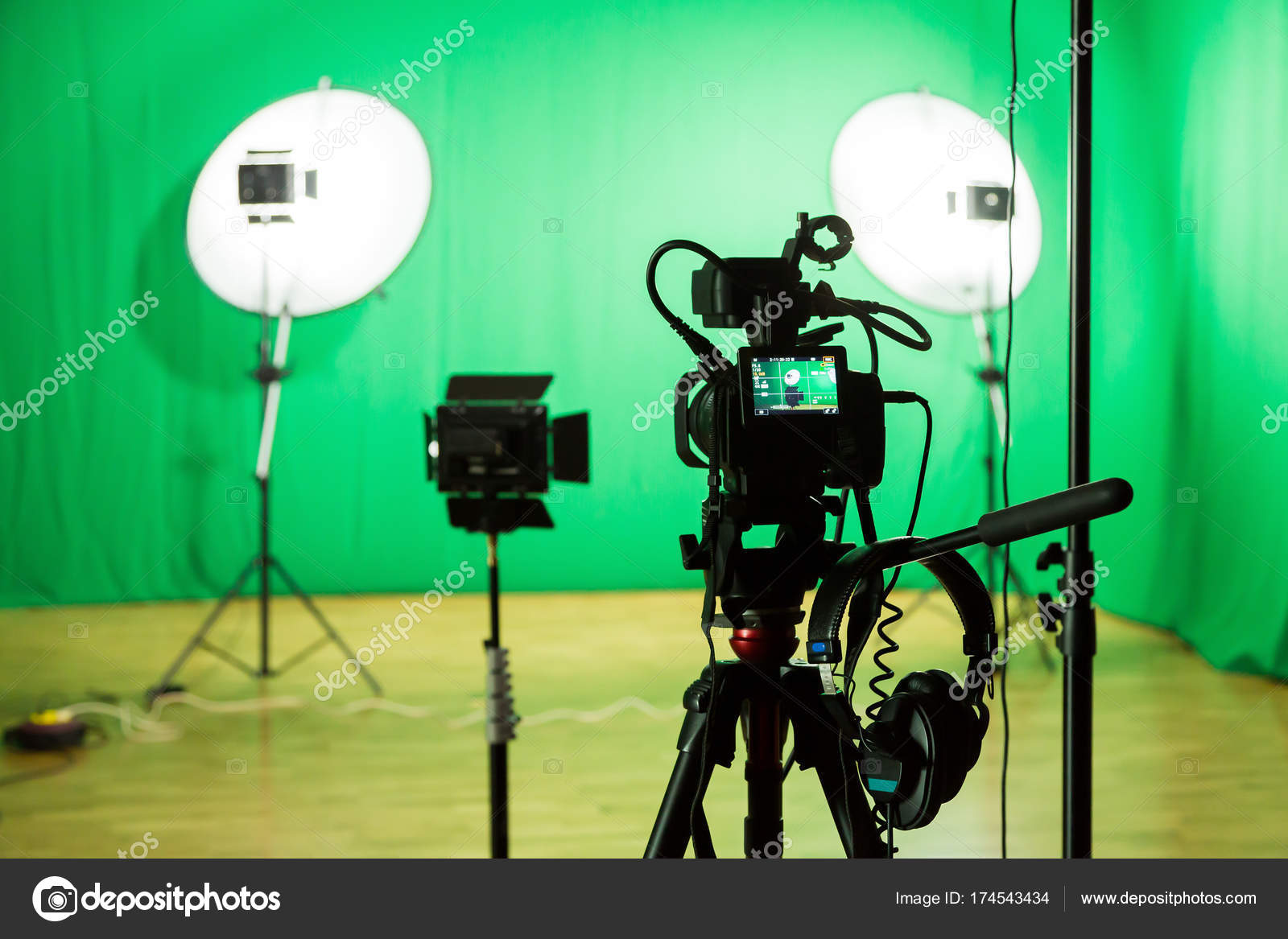 Estudio para filmar sobre un fondo verde. La llave de croma. Equipo de  iluminación en el Estudio. Pantalla verde — Foto de stock #174543434 ©  lapandr, image size:1600x1167