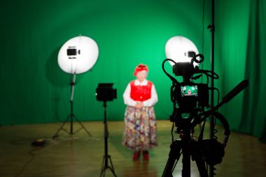 Tiyatro kostüm bir televizyon stüdyo da oyuncu. Yeşil ekran ve chroma anahtar. Aydınlatma donanımları ve ekipmanları filme