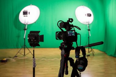 Yeşil bir arka plan üzerinde filme studio. Chroma anahtar. Stüdyo aydınlatma donanımları. Yeşil ekran