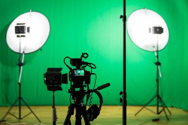 Yeşil bir arka plan üzerinde filme studio. Chroma anahtar. Stüdyo aydınlatma donanımları. Yeşil ekran