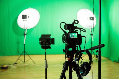 Yeşil bir arka plan üzerinde filme studio. Chroma anahtar. Stüdyo aydınlatma donanımları. Yeşil ekran