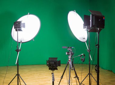 Yeşil bir arka plan üzerinde filme studio. Chroma anahtar. Stüdyo aydınlatma donanımları. Yeşil ekran