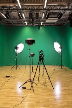 Yeşil bir arka plan üzerinde filme studio. Chroma anahtar. Stüdyo aydınlatma donanımları. Yeşil ekran