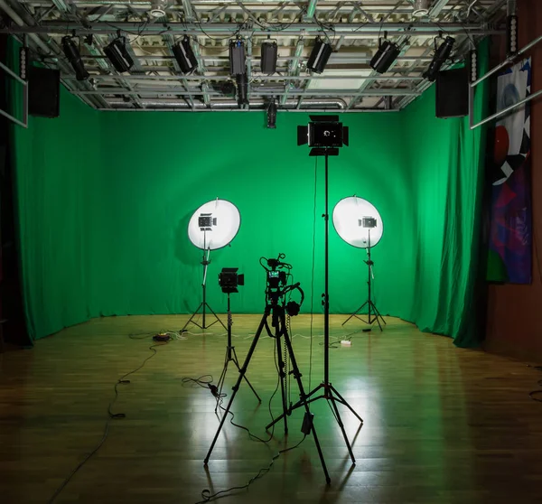 Yeşil bir arka plan üzerinde filme studio. Chroma anahtar. Stüdyo aydınlatma donanımları. Yeşil ekran