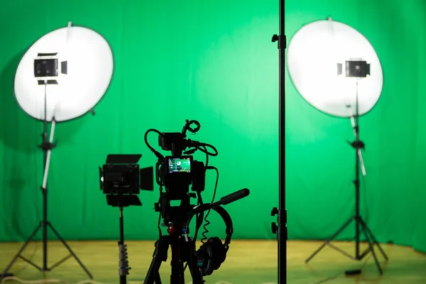 Estúdio para filmar em um fundo verde. A chave chroma. Equipamento de iluminação no estúdio. Tela verde — Fotografia de Stock