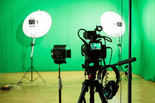 녹색 배경에 촬영 스튜디오입니다. 크로마 키입니다. 스튜디오에서 조명 장비입니다. 녹색 화면 — 스톡 사진