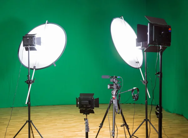 Studio per riprese su sfondo verde. La chiave cromatica. Apparecchiature di illuminazione nello Studio. Schermo verde — Foto Stock
