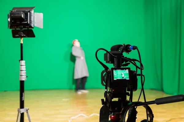 The actor starred in the interior on a green background. The chroma key. Filming equipment — Stock Photo, Image