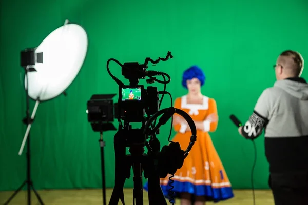 The actress in the Studio on a green background. Video of the interview. Cameras and lighting equipment — Stock Photo, Image