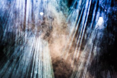 Tiyatro sahne alanı'nda duman. Aydınlatma donanımları. Tiyatro performansı veya gösteri.