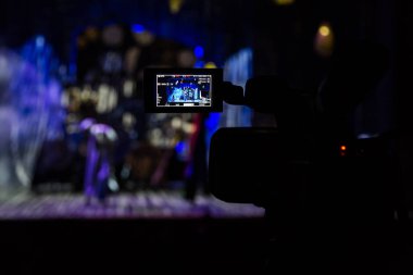 Aula gösterisinden filme. Belgili tanımlık camcorder üzerinde LCD vizör. Tiyatro performans. Oyuncular sahnede. Odak arka plan. Focus ön planda.