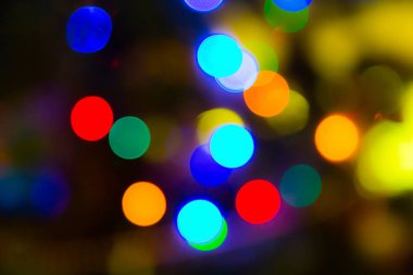 Noel soyut arka plan bulanık. Çok renkli ışıklar. Odaklanmamış görüntü. Noel ağacı garland bulanık içinde.