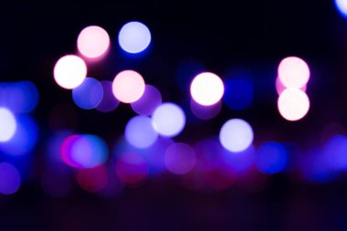 Noel soyut arka plan bulanık. Çok renkli ışıklar. Odaklanmamış görüntü. Noel ağacı garland bulanık içinde.