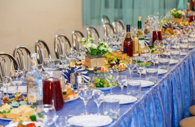 Tabloları şölende hizmet. İçki, alkol, lezzetler ve aperatifler. Yemek Servisi. Bir resepsiyon olay.