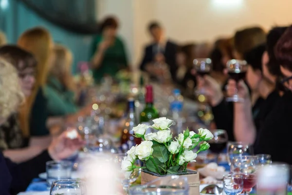 Ziyafet Insanlar Kurumsal Ciddi Bir Olay Yıldönümü Veya Düğün Aperatifler — Stok fotoğraf
