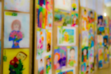 Çocuk çizimleri rekabet. Çocuk sanat sergisi. Odaklanmamış görüntü