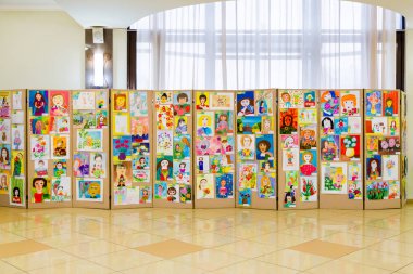 Şehir, Saratov, Rusya Federasyonu, 8 Aralık 2017: çocuk çizimleri rekabet. Çocuk Sanat Sergisi