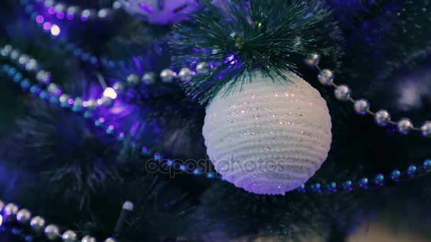 Árbol Navidad Decorado Con Luces Azules Blanco Bola Navidad Guirnalda — Vídeo de stock