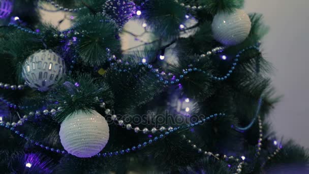 Mavi Işıklar Ile Noel Ağacı Dekore Edilmiştir Beyaz Noel Top — Stok video