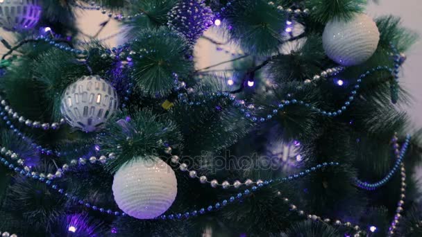 Árbol Navidad Decorado Con Luces Azules Blanco Bola Navidad Guirnalda — Vídeo de stock