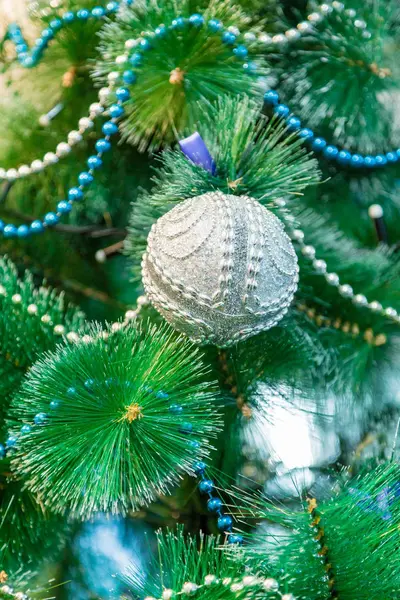 Dekorerad Julgran Med Blåljus White Christmas Ball Och Garland — Stockfoto