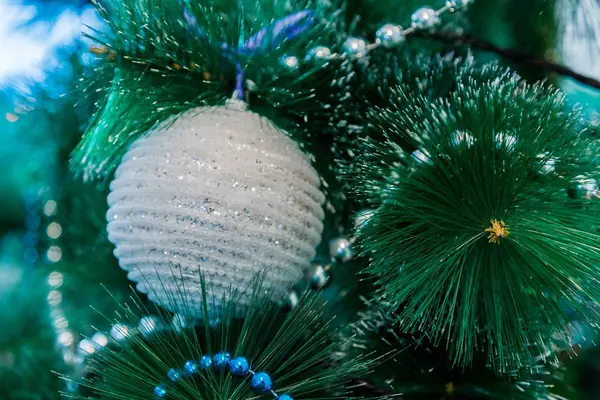 Декорована Ялинка Синіми Вогнями Білий Різдвяний Гірлянда — стокове фото