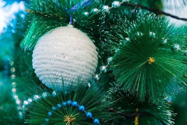 Árvore Natal Decorada Com Luzes Azuis Bola Natal Branco Guirlanda — Fotografia de Stock