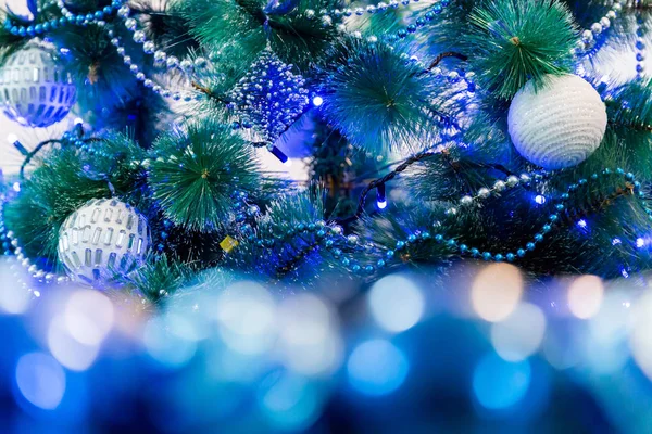 Díszített Karácsonyfa Kék Fény Karácsonyi Fehér Labdát Garland Életlen Kép — Stock Fotó