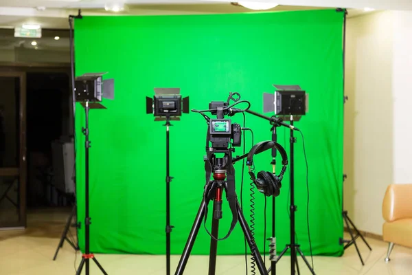 Fotocamera Sul Treppiede Proiettore Led Cuffie Microfono Direzionale Sfondo Verde — Foto Stock