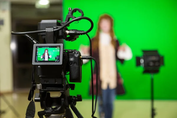 Aktör iç yeşil bir arka plan üzerinde rol aldı. Chroma anahtar. Ekipman filme.