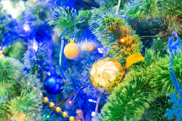 Árvore Natal Decorada Guirlandas Coloridas Brinquedos Férias Ano Novo — Fotografia de Stock