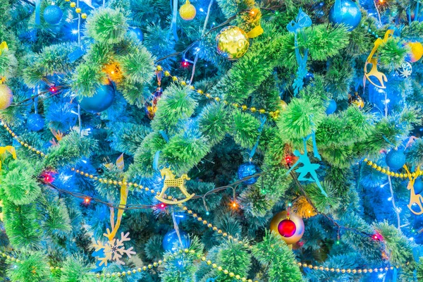 Árvore Natal Decorada Guirlandas Coloridas Brinquedos Férias Ano Novo — Fotografia de Stock