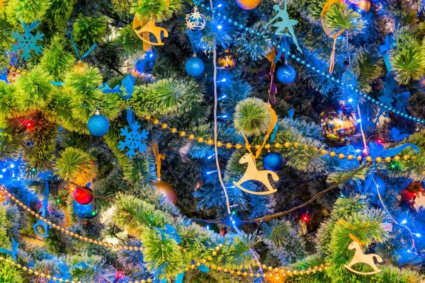 Árvore Natal Decorada Guirlandas Coloridas Brinquedos Férias Ano Novo — Fotografia de Stock