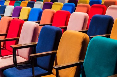 Tiyatro salonunda. Çok renkli seyirci sandalye.