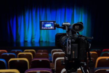 Belgili tanımlık camcorder Lcd ekranda. Tiyatro gösterileri çekim. Tv kamera. Auditorium renkli sandalyeler.