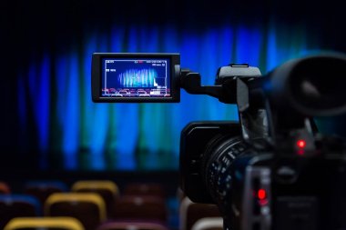 Belgili tanımlık camcorder Lcd ekranda. Tiyatro gösterileri çekim. Tv kamera. Auditorium renkli sandalyeler.