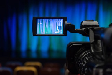 Belgili tanımlık camcorder Lcd ekranda. Videografisi tiyatro. Sahne Alanı'ndaki mavi-yeşil perde.