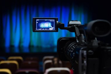 Belgili tanımlık camcorder Lcd ekranda. Tiyatro gösterileri çekim. Tv kamera. Auditorium renkli sandalyeler.
