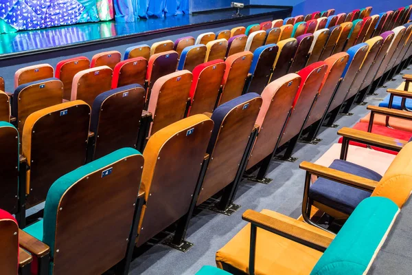 Auditorio Teatro Sillas Multicolores Para Espectadores Escenario Con Paisajes Cortinas — Foto de Stock
