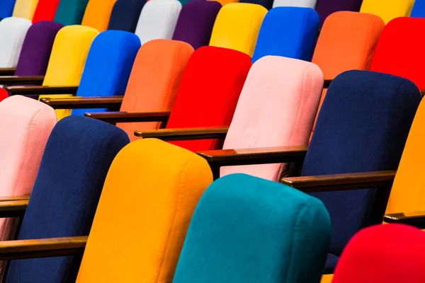 Auditorio Teatro Sillas Multicolores Para Espectadores — Foto de Stock