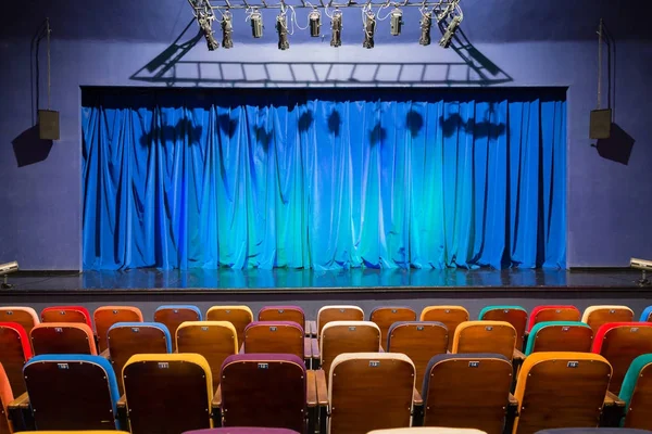 Auditório Teatro Cortina Azul Verde Palco Cadeiras Espectador Multicoloridas Equipamento — Fotografia de Stock