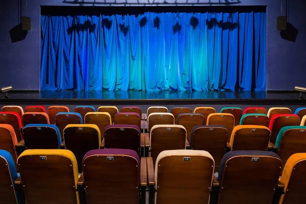 Auditorium Théâtre Rideau Bleu Vert Sur Scène Chaises Spectateurs Multicolores — Photo