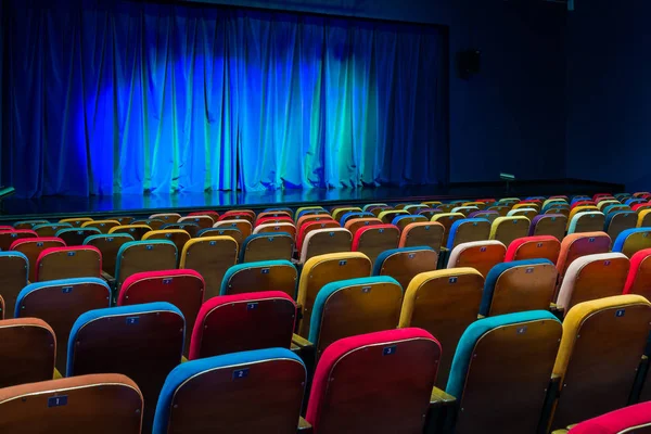 Аудиторія Театру Синьо Зелена Завіса Сцені Різнокольорові Стільці Глядачів Освітлювальне — стокове фото