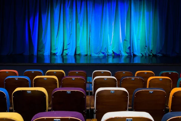 Auditório Teatro Cortina Azul Verde Palco Cadeiras Espectador Multicoloridas Equipamento — Fotografia de Stock