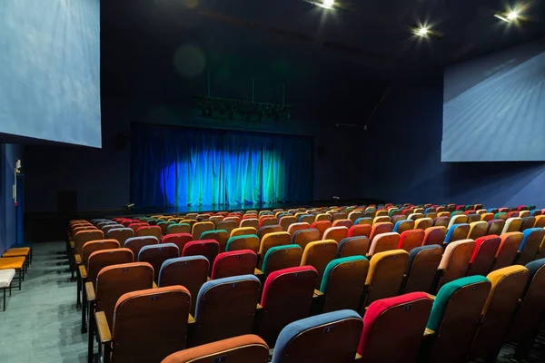 Auditorio Teatro Cortina Azul Verde Escenario Sillas Multicolores Para Espectadores —  Fotos de Stock