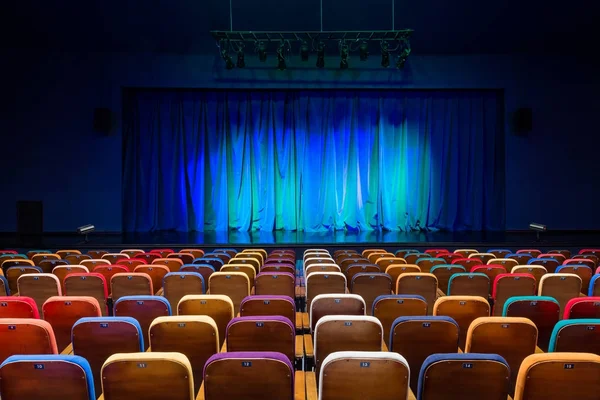Widowni Teatrze Niebiesko Zielone Kurtyny Stole Montażowym Wielobarwny Widza Krzesła — Zdjęcie stockowe