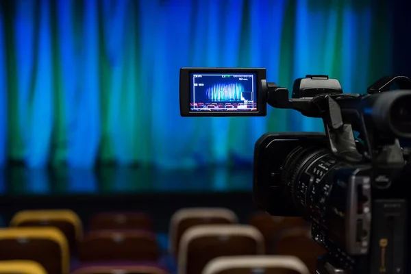 Pantalla Lcd Videocámara Filmando Representaciones Teatrales Cámara Sillas Coloridas Auditorio — Foto de Stock