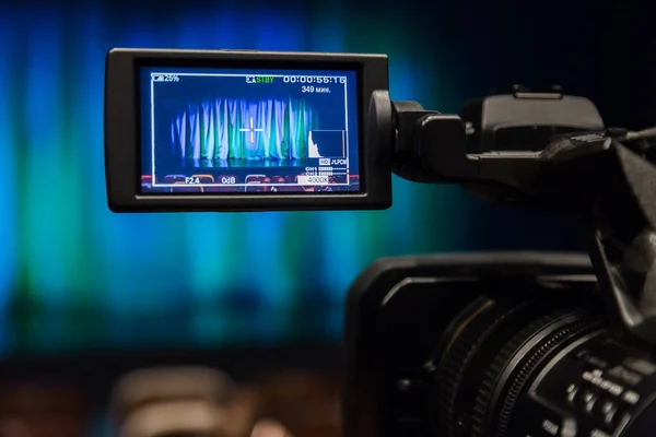 Belgili tanımlık camcorder Lcd ekranda. Videografisi tiyatro. Sahne Alanı'ndaki mavi-yeşil perde.